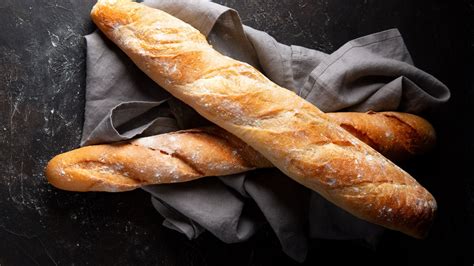Esquema comparativo de la forma del pan cubano vs. baguete francesa
