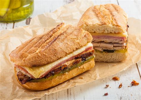 Foto de un sándwich cubano recién hecho