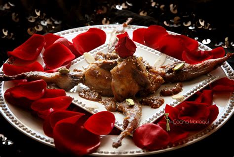Plato de Codornices con pétalos de rosa, con guarnición de castañas y ciruelas, presentación elegante