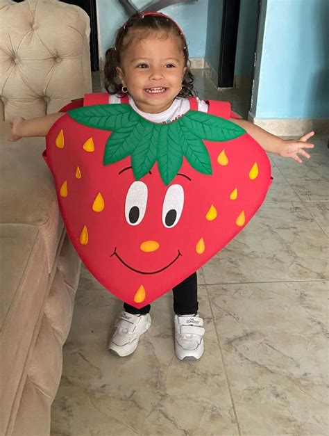 Disfraz de fresa para niños de diferentes edades con detalles de semillas y hojas