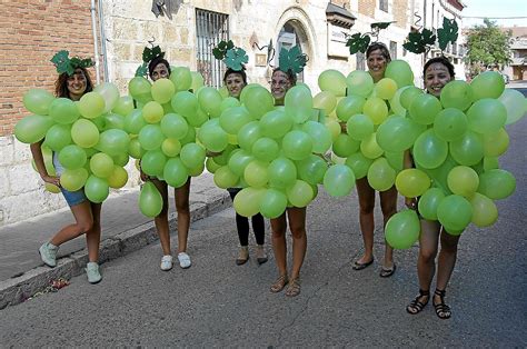 Disfraz de racimo de uvas con globos y hojas de parra, paso a paso