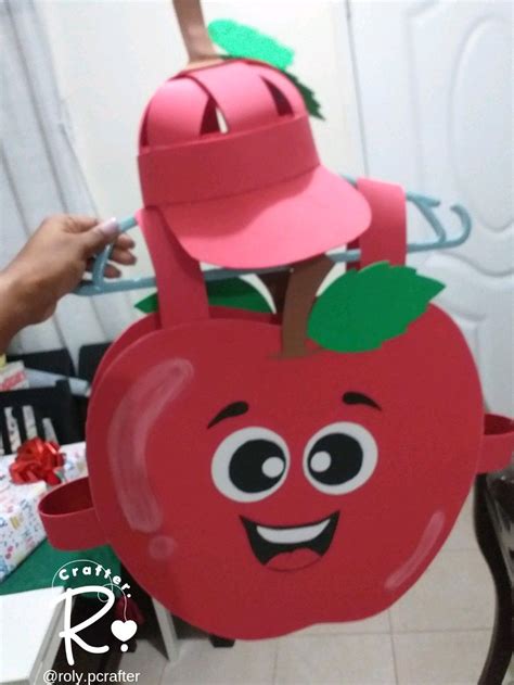 Disfraz de manzana de cartulina con detalles de mordisco, hoja y rabillo