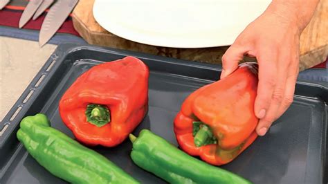 Infografía o esquema sobre cómo asar pimientos morrones en el horno