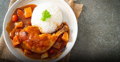 Plato de guisado de pollo y conejo casero