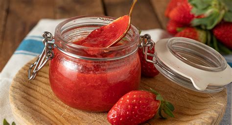 Foto de mermelada casera sin azúcar en un frasco con frutas frescas alrededor