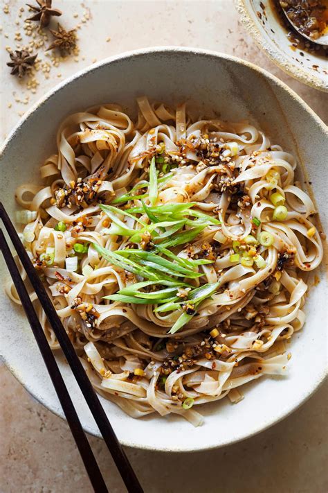Fideos de arroz con aceite de ajo picante en un bol