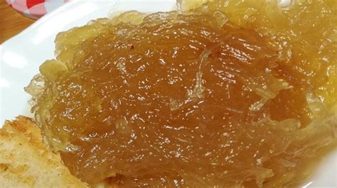 mermelada de alcayota hirviendo suavemente con cáscaras de naranja