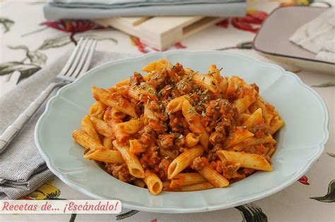 Plato de penne boloñesa con carne de ternera magra y vegetales