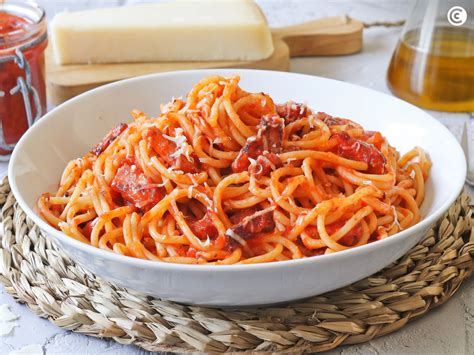 Espaguetis amatriciana con guanciale crujiente y salsa de tomate
