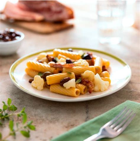 Tortiglioni con trozos de coliflor, guanciale y aceitunas negras