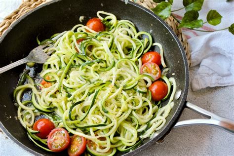 Espaguetis con trozos de calabacín y tomates cherry