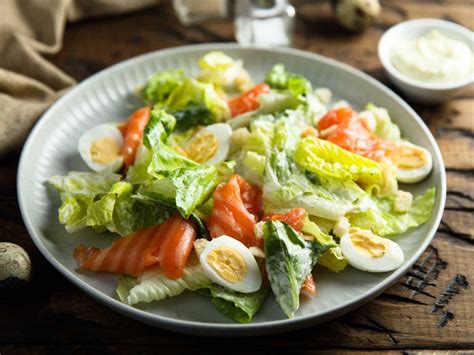 Plato de ensalada de salmón, huevo y lechuga