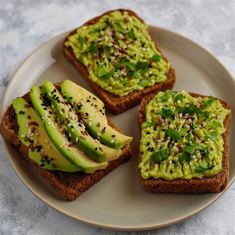 Foto de mayonesa vegana sobre tostadas con aguacate