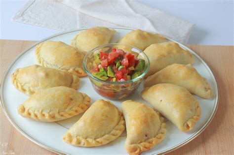 Foto de una bandeja de empanadas recién horneadas con diferentes rellenos