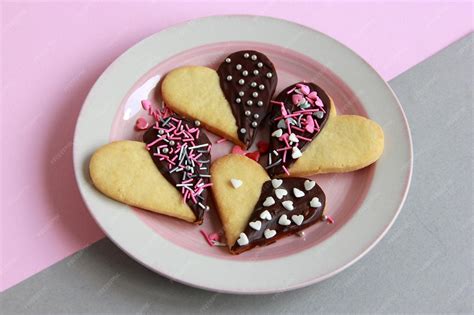 galletas de corazón decoradas con chocolate