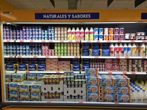 Foto de una variedad de yogures en un supermercado con diferentes adiciones (frutas, cereales)