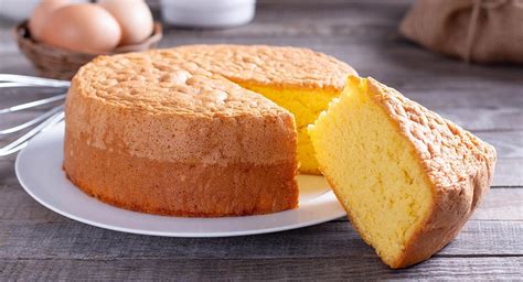 queque de vainilla básico en rebanadas con taza de café