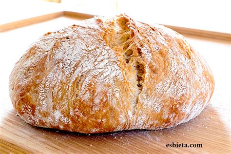 Utensilios de panadería y una hogaza de pan recién hecha, simbolizando el uso de levadura