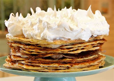 fotografía de las finas capas de masa de la torta Rogel recién horneadas y doradas