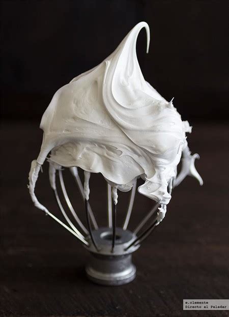 fotografía de merengue suizo con picos firmes en un bol