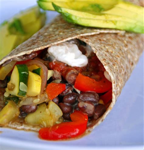 Burrito vegetariano relleno de frijoles refritos y pimientos