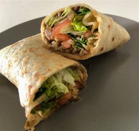 Mesa con diferentes cuencos de ingredientes para burritos vegetarianos