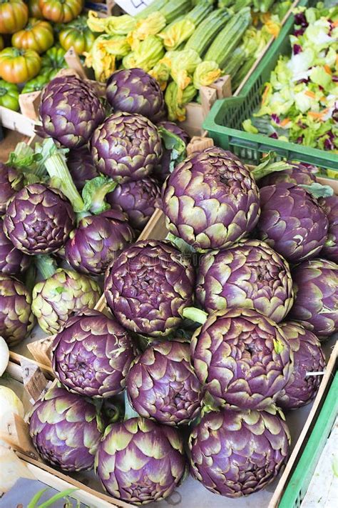 Alcachofas frescas en un mercado