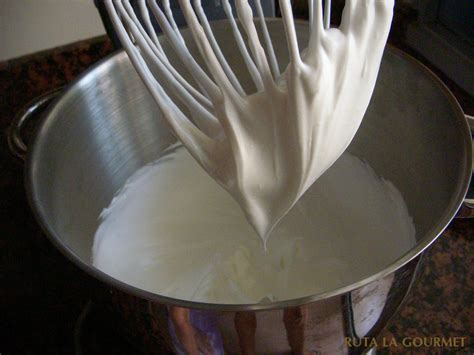 Proceso de preparación del merengue suizo a baño maría