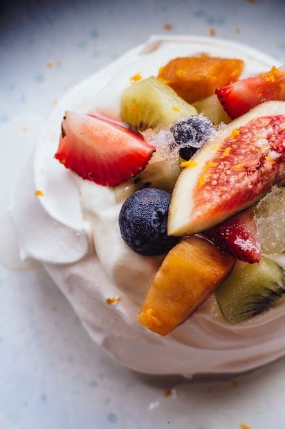 Merengue con frutas frescas