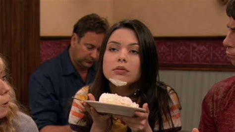 Foto nostálgica de iCarly comiendo la tarta de coco