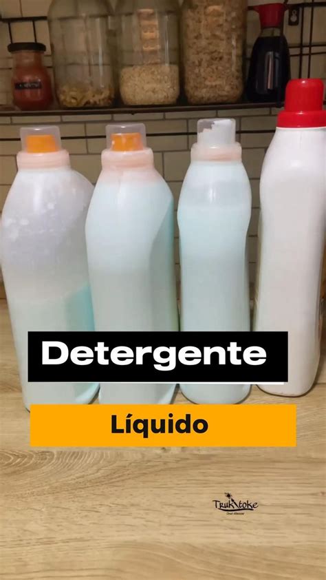 Detergente líquido casero en una botella junto a una lavadora.