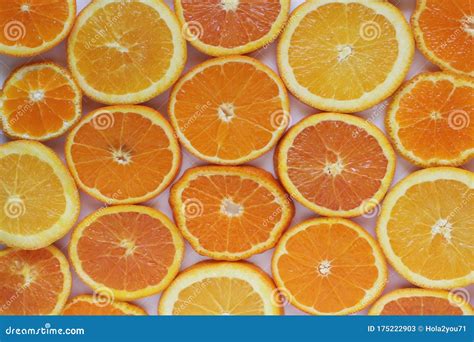 Naranjas cortadas en rodajas finas y semillas
