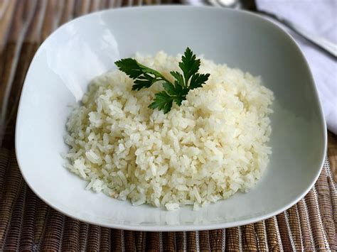 Foto de un plato de arroz blanco esponjoso