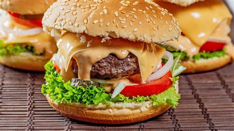 Foto de una selección de hamburguesas caseras con diferentes tipos de tortas