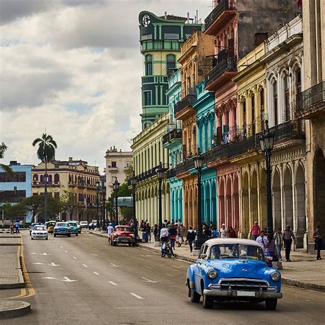 Foto panorámica de La Habana con su arquitectura colorida y coches clásicos