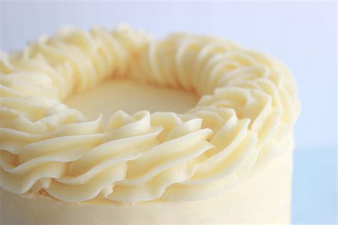Crema de mantequilla de merengue suizo almacenada en un recipiente hermético
