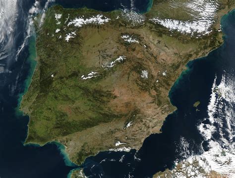Ilustración histórica de la convivencia de culturas en la Península Ibérica o escena medieval con un jamón colgado en una casa