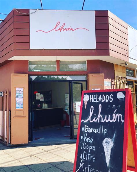 Fachada de Helados Lihuen en La Ligua con clientes disfrutando