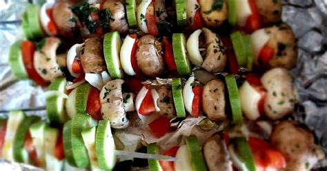 Brochetas variadas con champiñones, tomates cherry, cebolla, papas y batata