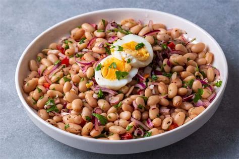 Collage de platos variados con porotos rojos: chili, rajma, ensalada