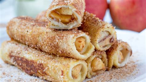 Foto de rollitos de manzana y canela recién horneados sobre un plato
