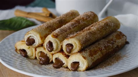 Foto de rollitos de chocolate con pan de molde con una bola de helado de vainilla