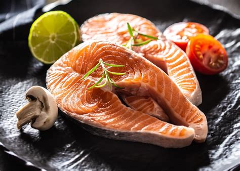 Salmón fresco entero y en diferentes cortes (filete, rodaja, lomo)