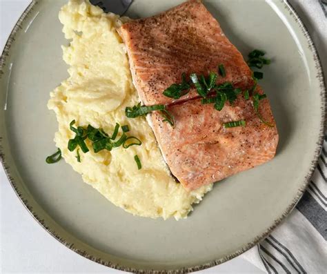 Salmón a la mantequilla servido con puré de papas