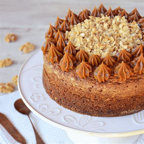 Torta milhojas decorada con manjar, nueces y chocolate