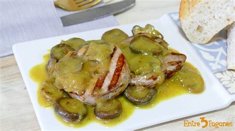 Imagen de medallones de solomillo de cerdo con una salsa sencilla y un gajo de naranja
