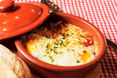Huevos a la gallega en cazuelita con pimentón