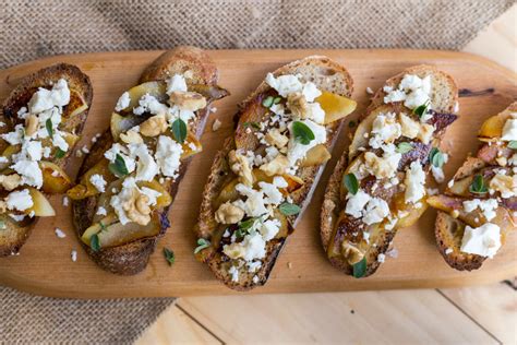 Tabla de aperitivos variados con bruschettas, queso de cabra y sándwiches