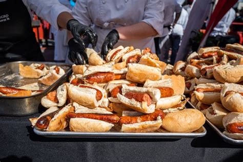 Choripanes siendo preparados en la Fiesta de la Longaniza