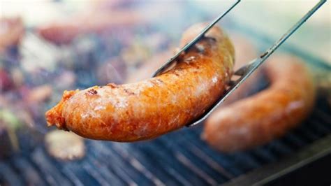 Primer plano de una longaniza de Chillán con el sello de Denominación de Origen